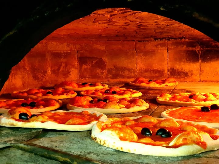 Plusieurs pizzas cuites dans le four à briques de Cuicha, photo de leur page Facebook